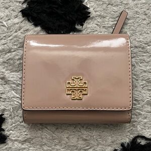 Tory Burch Britten Patent Leather Compact Wallet in Deron sand
